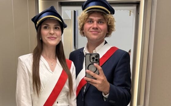 udział dwóch statystów w ceremonii