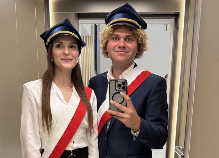 udział dwóch statystów w ceremonii
