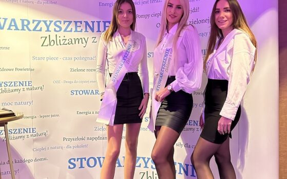 trzy hostessy na gali stowarzyszenia w Warszawie